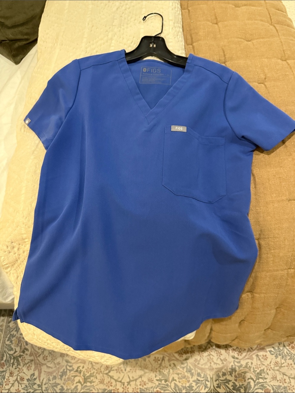 Figs Men’s V-Neck Top in Royal Blue